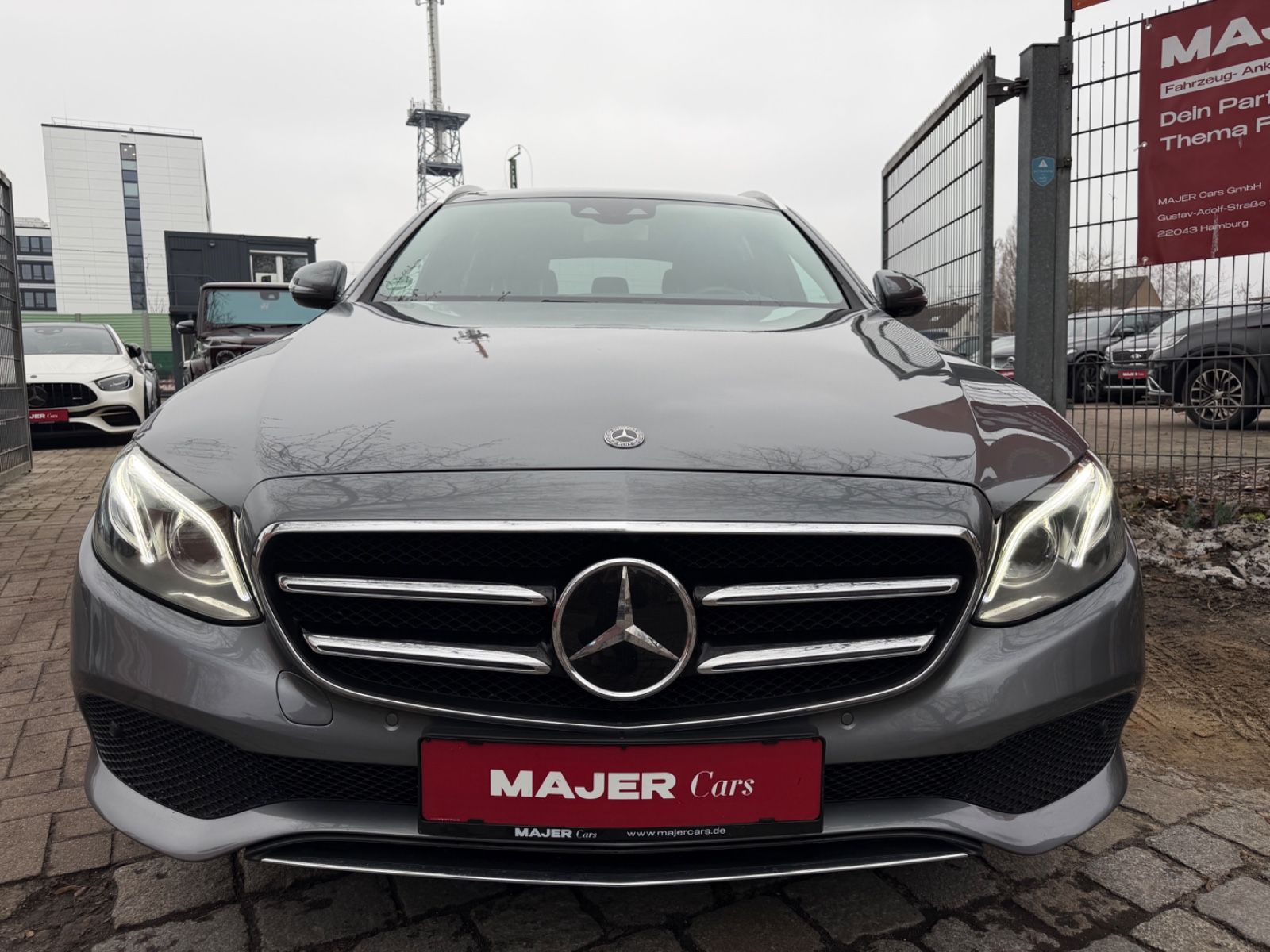 Fahrzeugabbildung Mercedes-Benz E 220d T BURMESTER*PANO*LEDER*ACC*MUTLIBEAM*LED