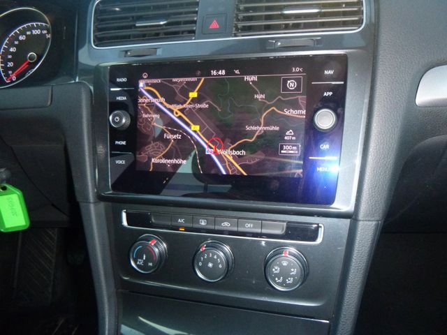 Fahrzeugabbildung Volkswagen Golf VII Variant >Navi/Klima/VW Connect<