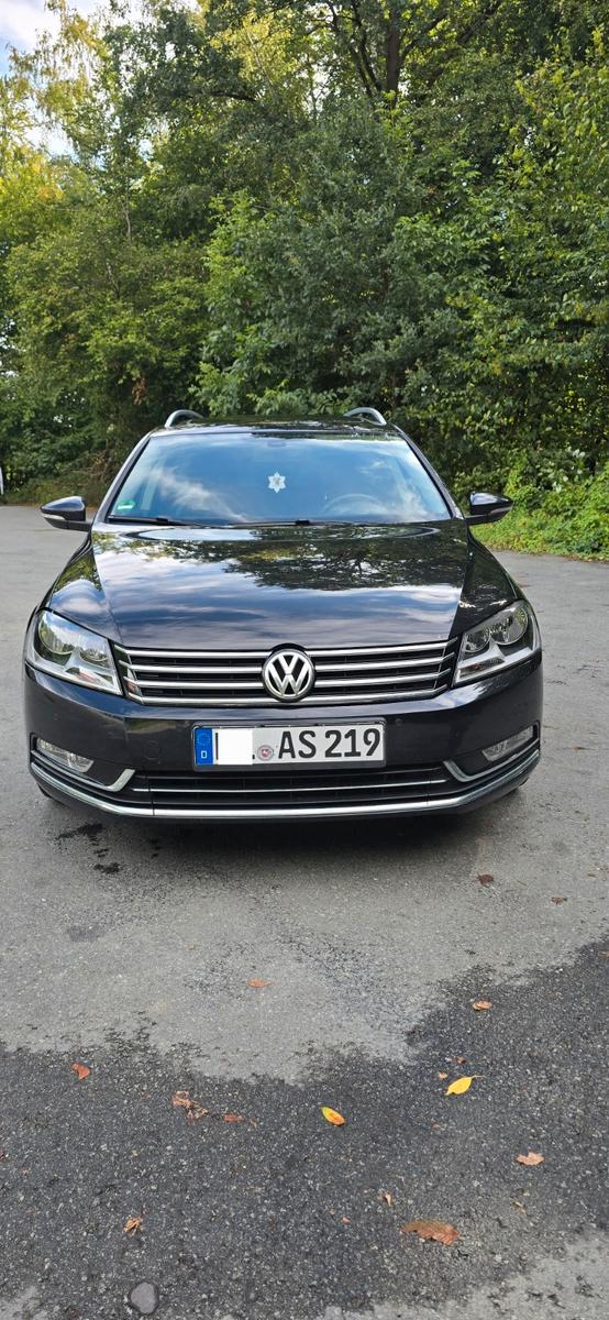 Volkswagen Passat 2012 — rear view