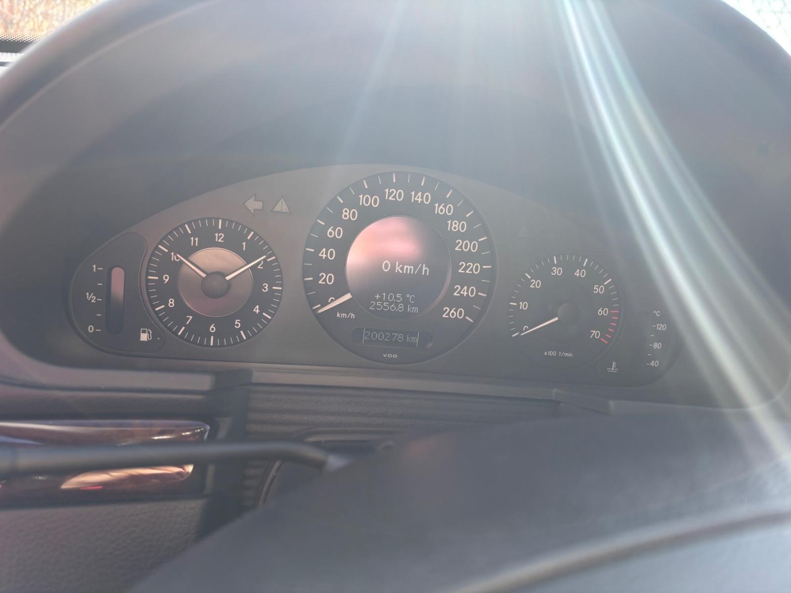 Mercedes-Benz E200 2005 — photo 14