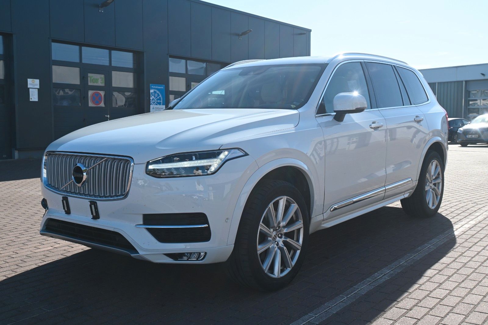 Fahrzeugabbildung Volvo XC90 INSCR* AWD *PANO*NAV*LED*ACC*STHZ*AHK*7Si