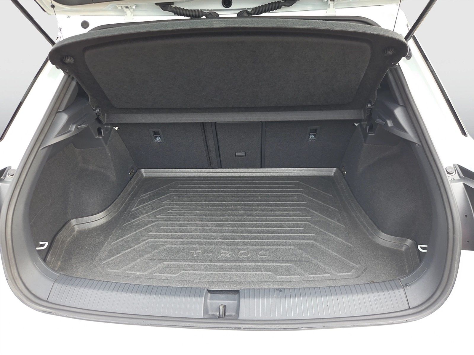 Fahrzeugabbildung Volkswagen T-Roc TSI R-Line DSG LED Navi AID ACC RFK SH 18"