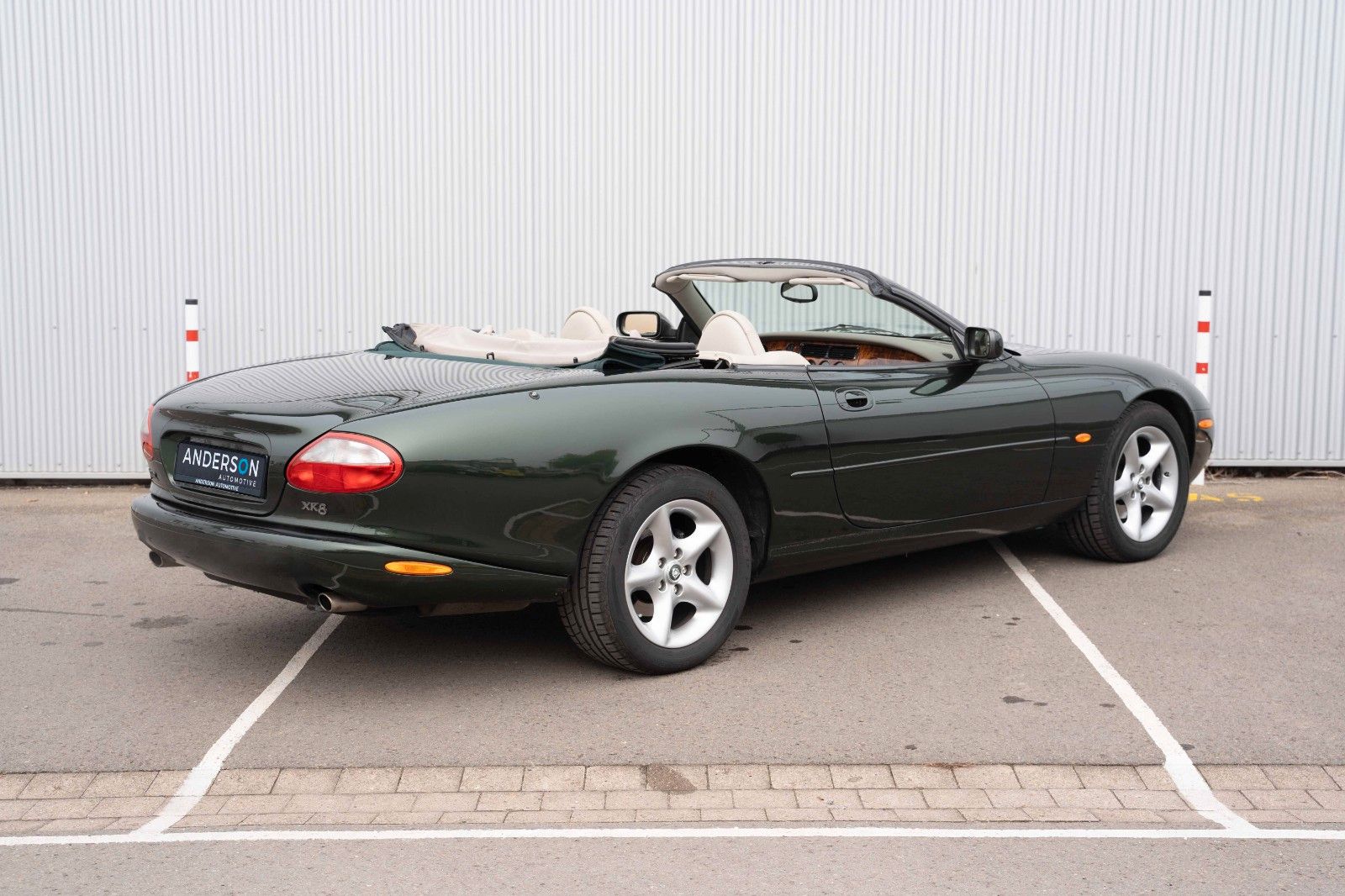 Fahrzeugabbildung Jaguar XK8 CABRIOLET XENON TEMPOMAT LEDER PDC SHZ 18"
