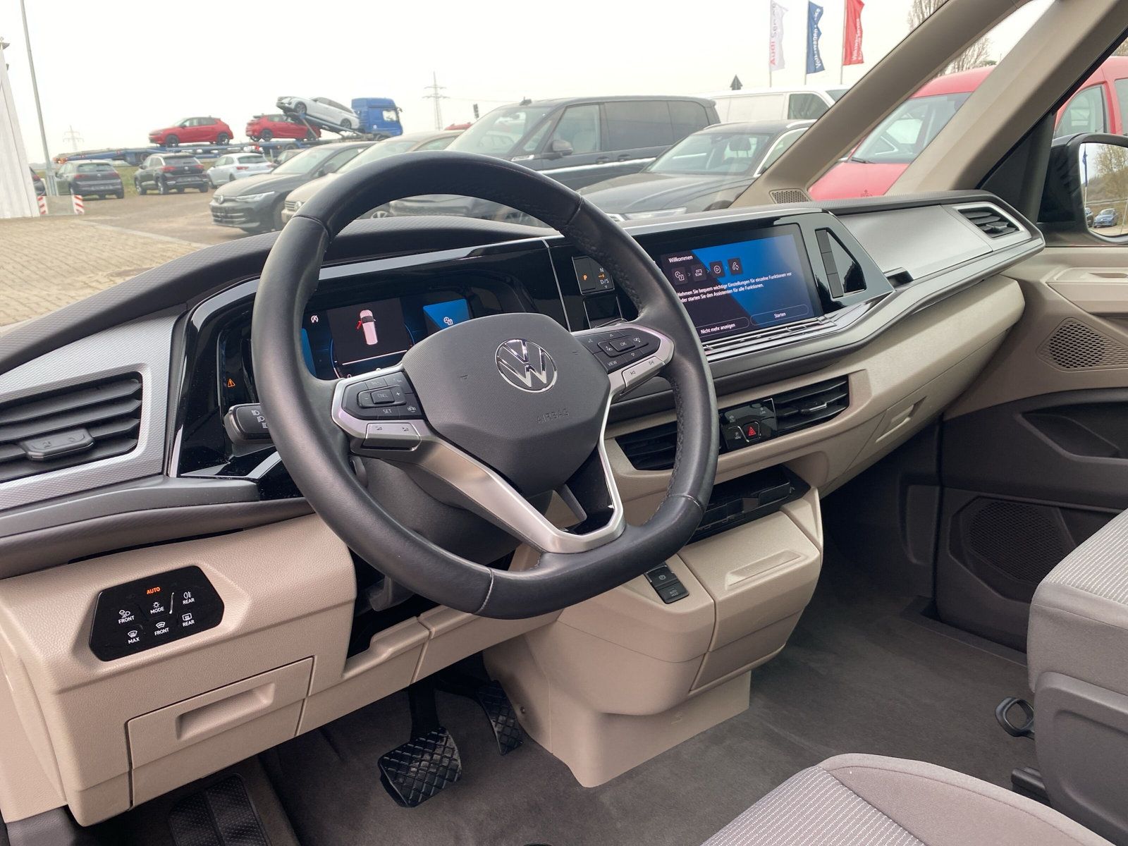 Fahrzeugabbildung Volkswagen T7 Multivan 2.0 TSI DSG 7-Sitzer MATRIX PANO KAM