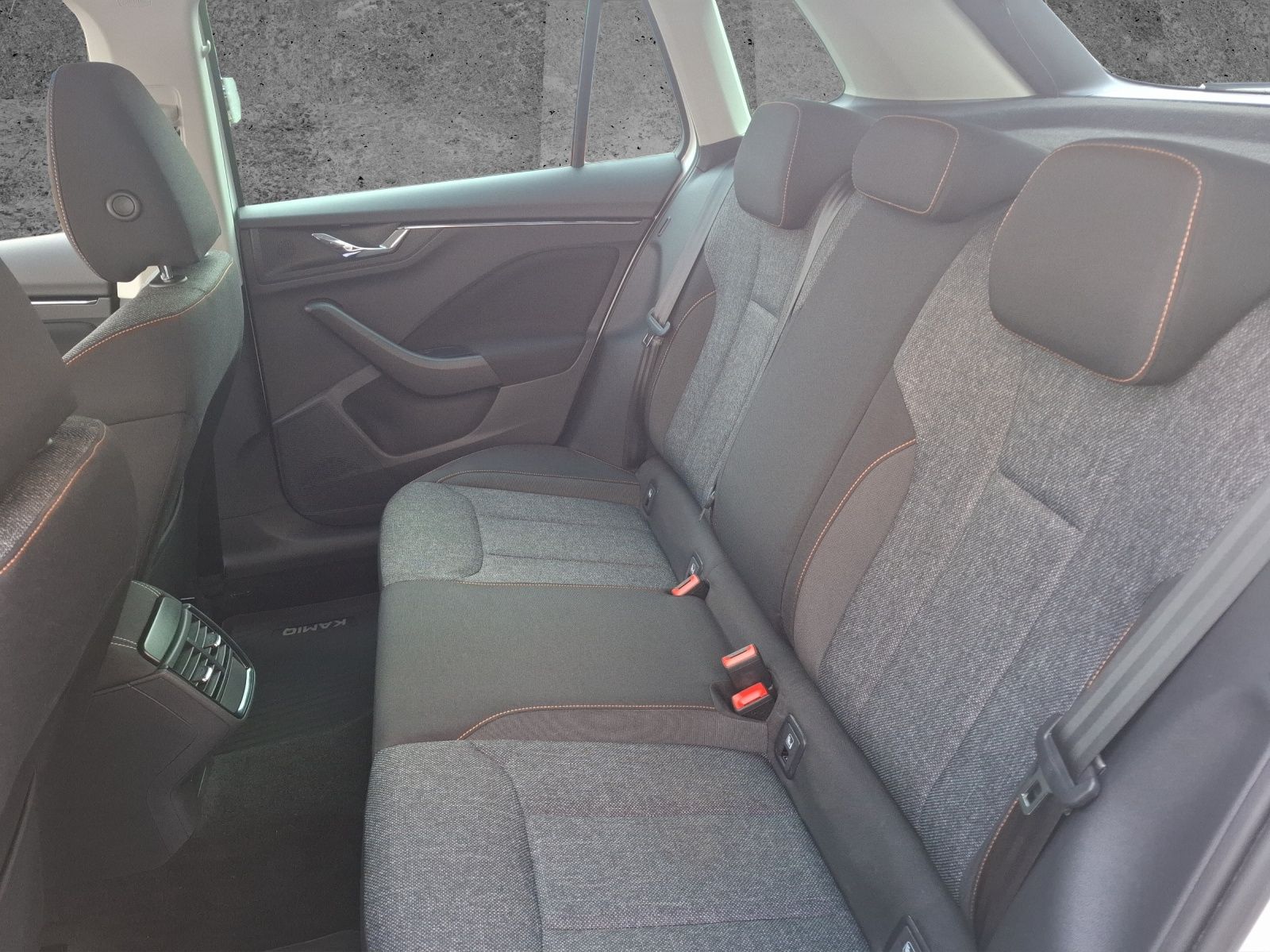 Fahrzeugabbildung SKODA Kamiq TSI Clever LED Navi AID GRA PDC SH LM