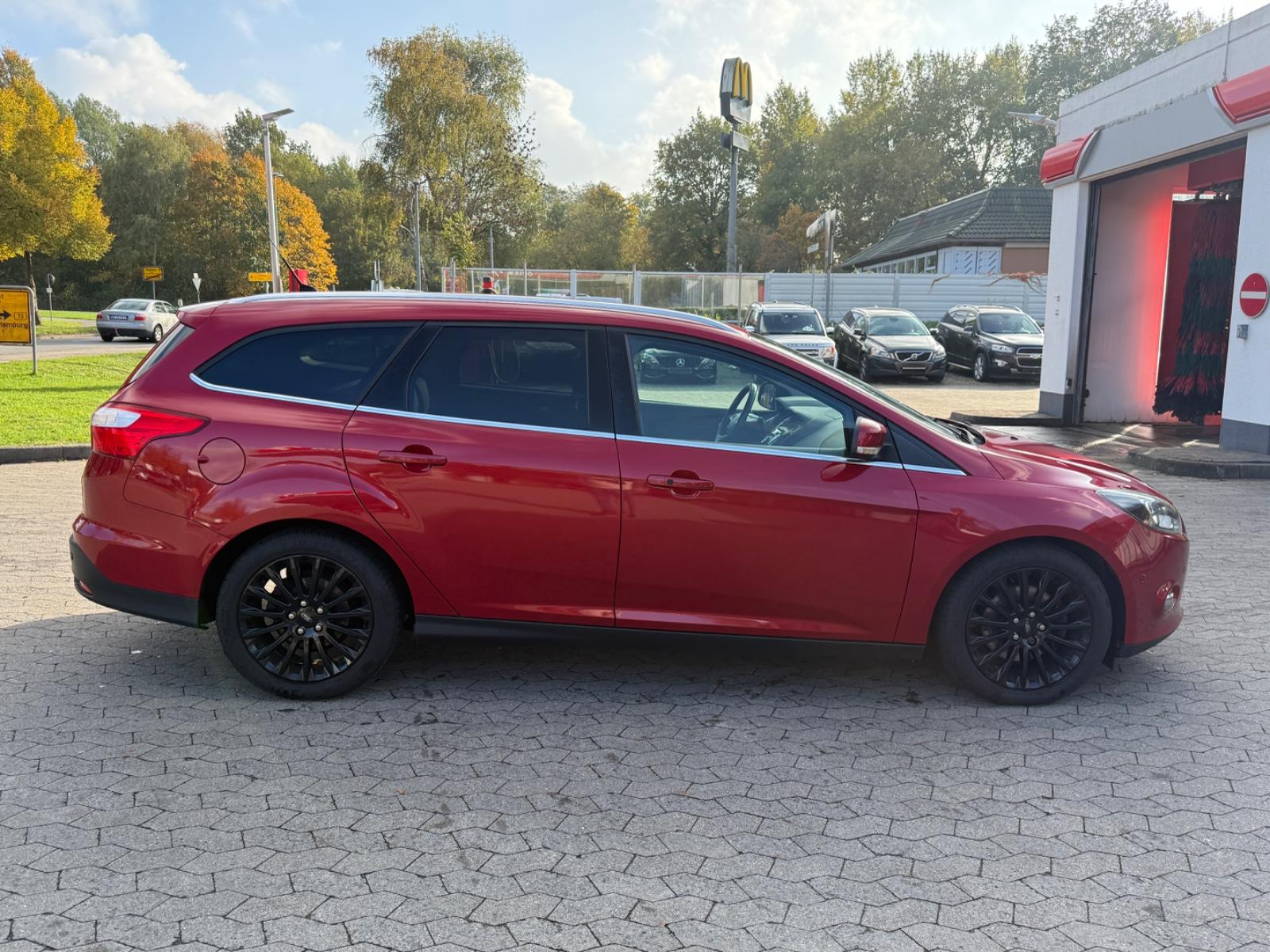 Ford Focus 2011 — rear view
