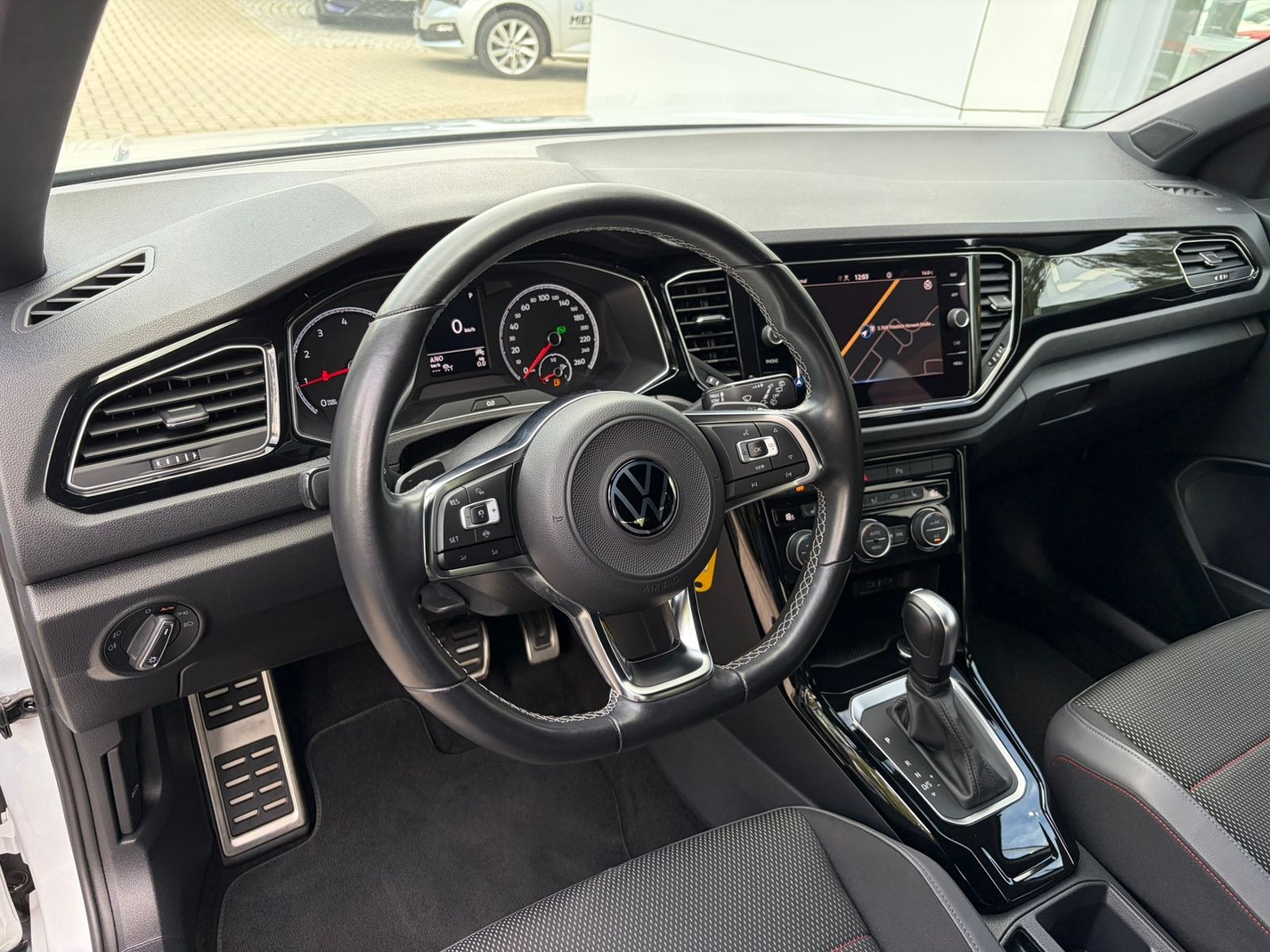 Fahrzeugabbildung Volkswagen T-Roc Sport 1.5 TSI DSG *BlackStyle,LED,ACC,Navi