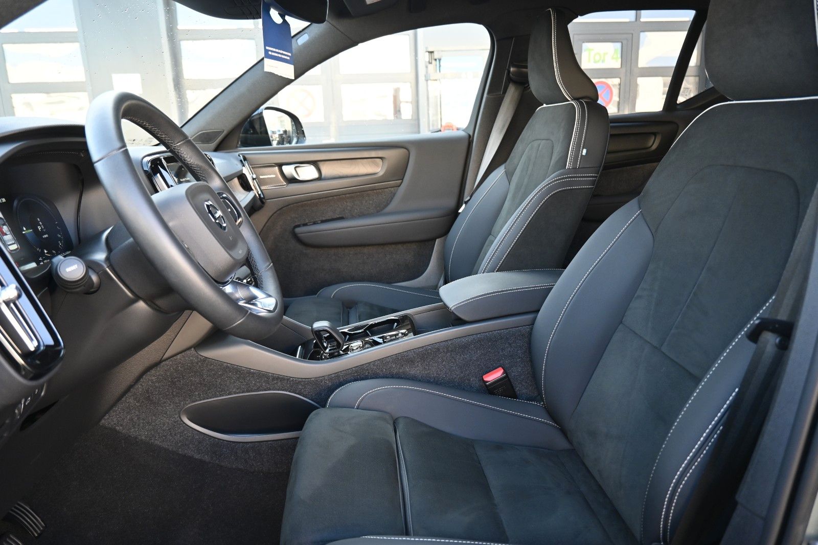 Fahrzeugabbildung Volvo XC40 T4 Recharge Plus Dark*LED*STHZ*CAM*AHK