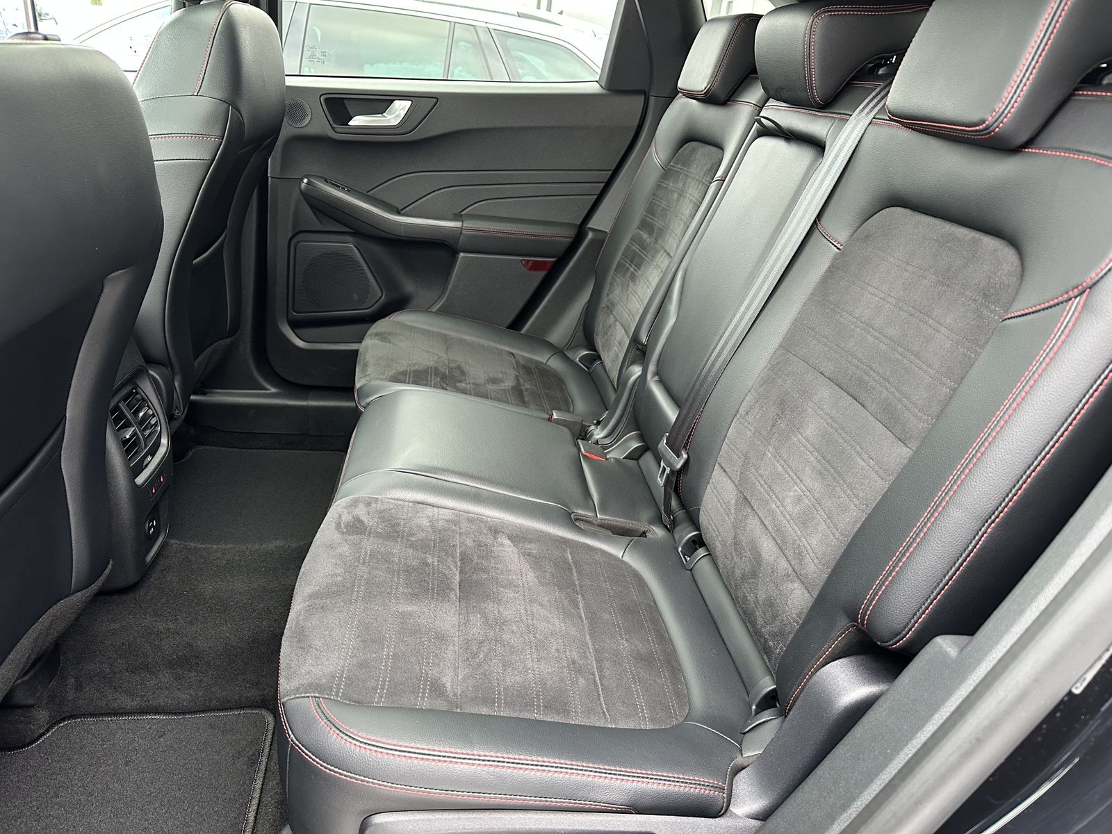 Fahrzeugabbildung Ford Kuga 2.0 EB ST-Line X NAV+LED+AHK+PANO+VCOCK+B&O