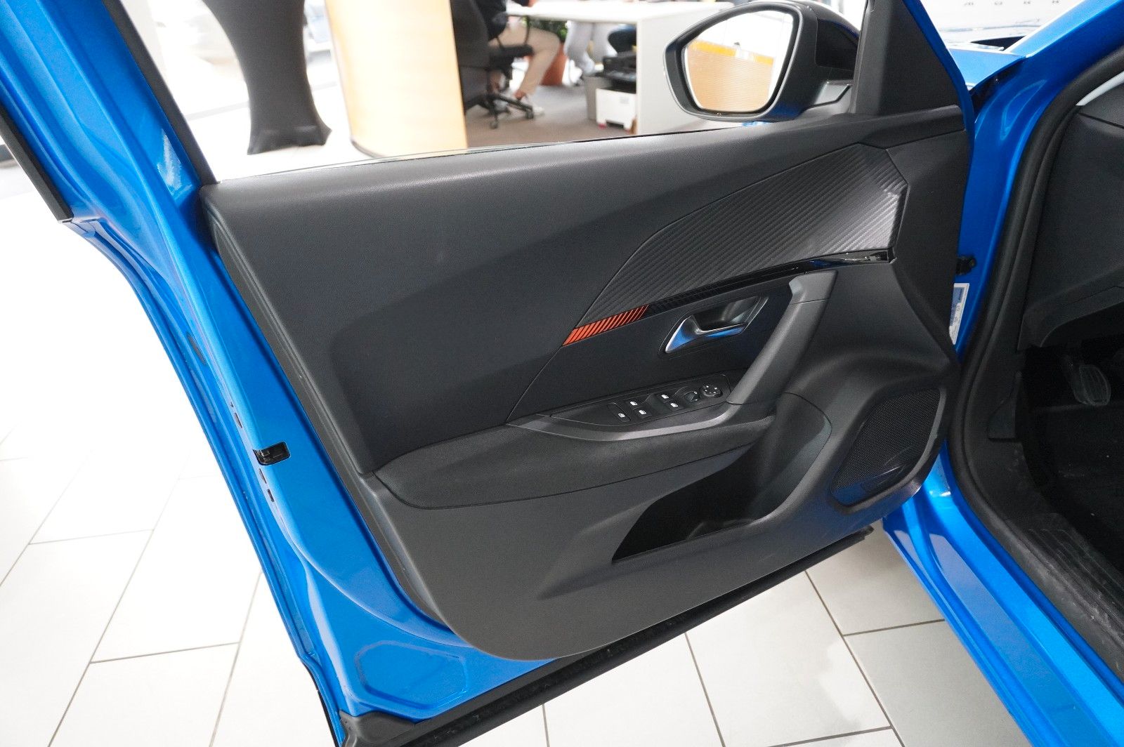 Fahrzeugabbildung Peugeot 2008 1.2 PURETECH NAVI/SHZ/KAMERA/TEMP/DAB+