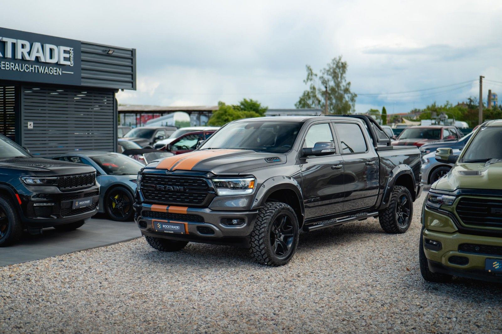 Fahrzeugabbildung Dodge RAM 5.7 V8 HEMI 4x4 OFFROAD Night-Paket *LED*19%