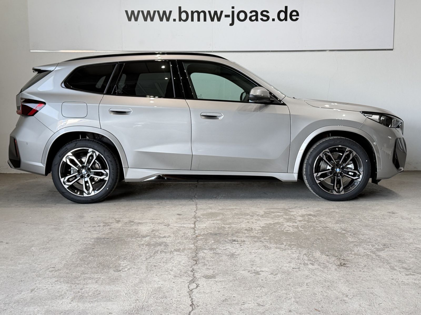 Fahrzeugeinzelansicht 15 Fahrzeugabbildung BMW X1 sDrive20i Panodach~AHK~Head-Up Display DAB