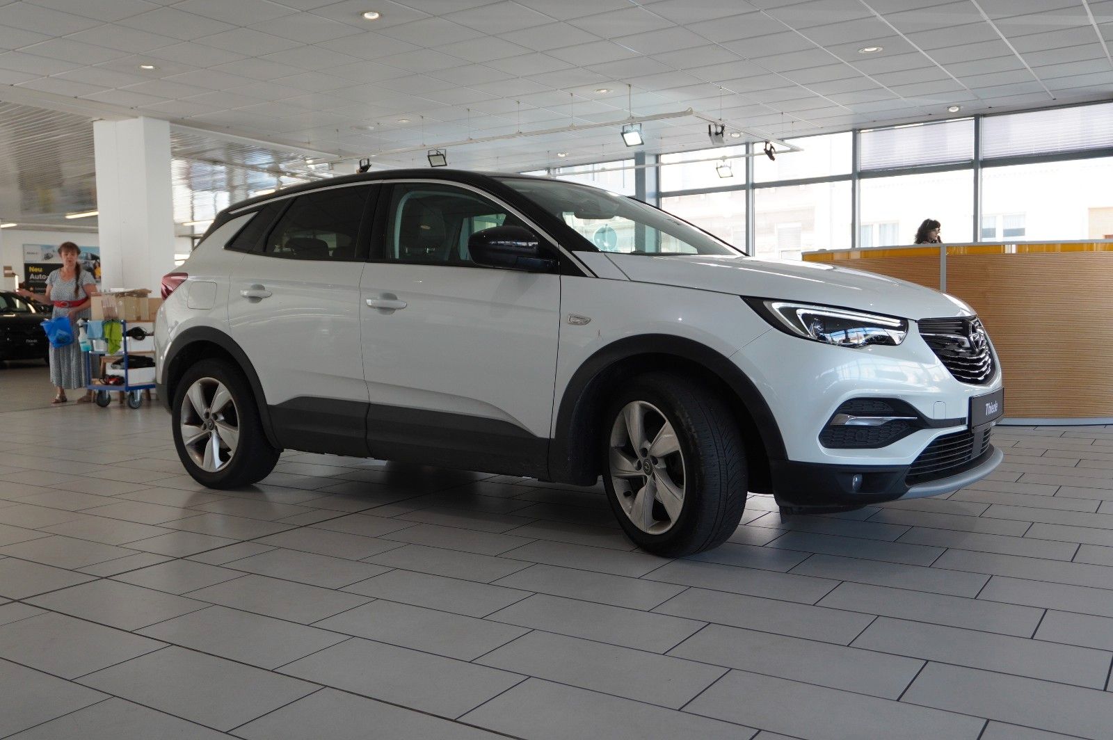 Fahrzeugabbildung Opel Grandland (X) 1.2T INNOV. NAVI/LED/KAMERA/PANO.
