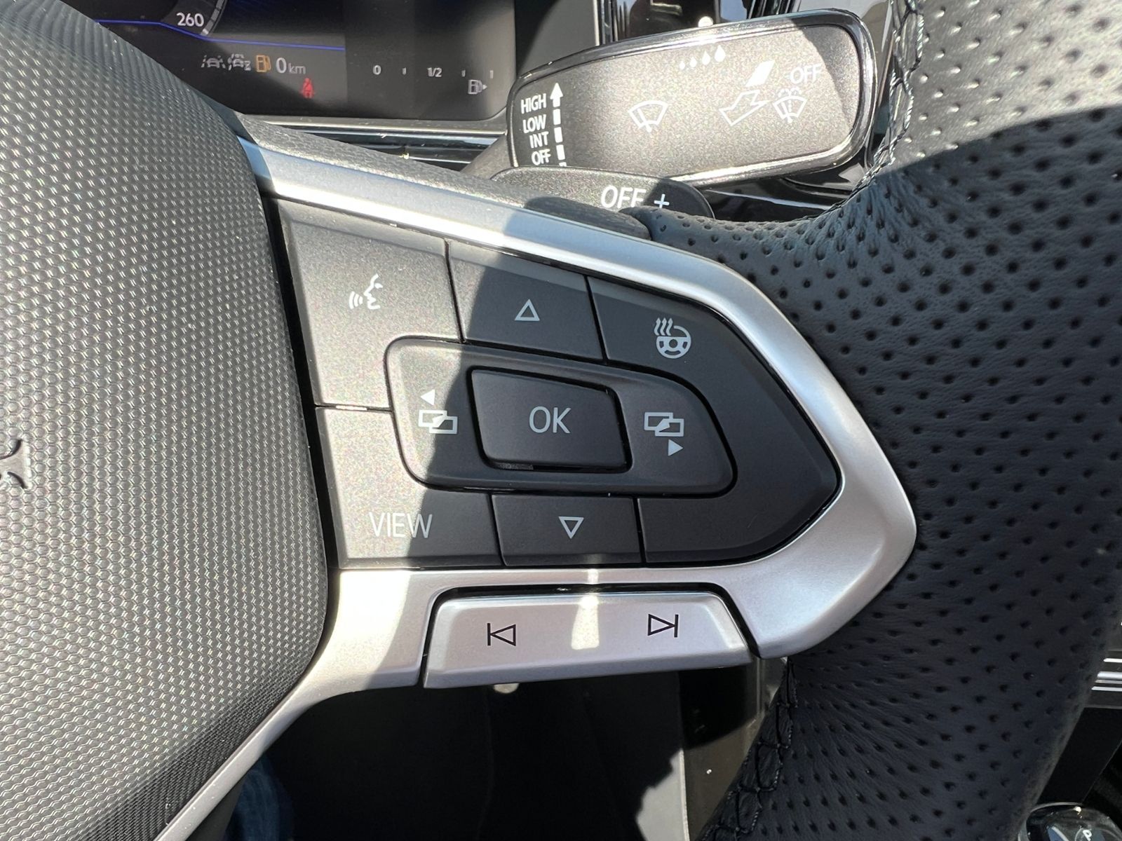 Fahrzeugabbildung Volkswagen T-Roc Cabriolet  R-Line 1.5 TSI DSG *AHK, Black