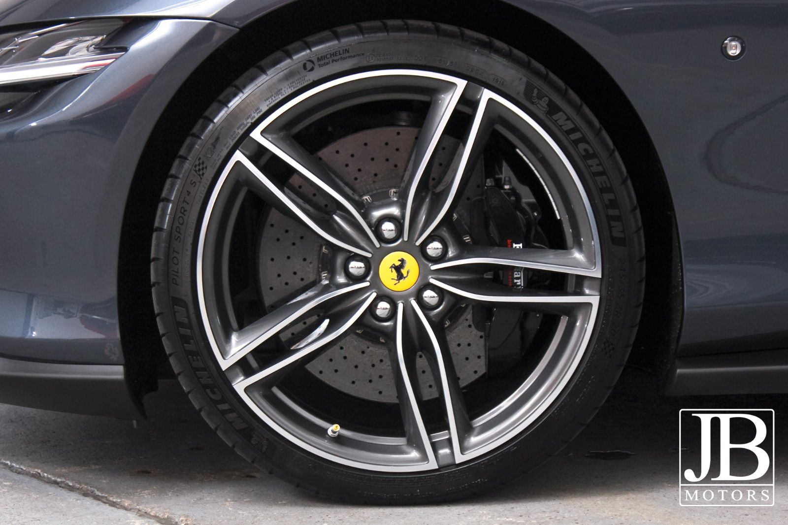 Fahrzeugabbildung Ferrari Roma Beifahrer Display Surround View Kamera JBL