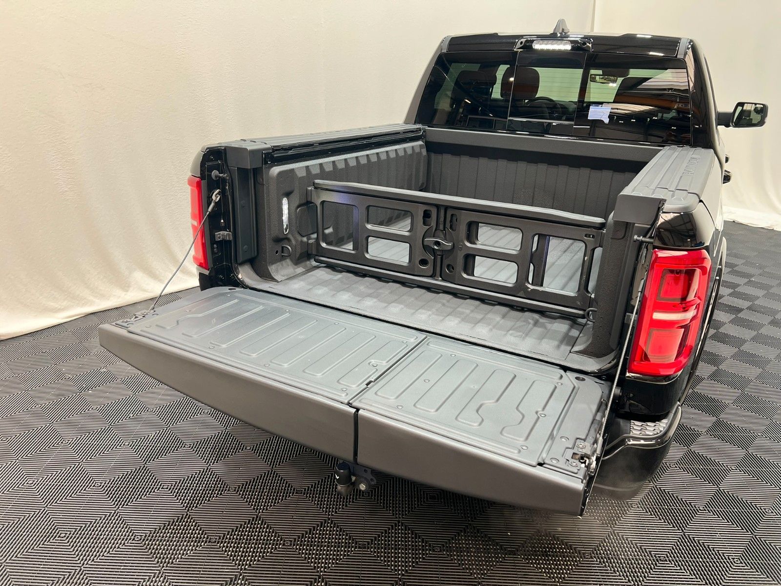 Fahrzeugabbildung Dodge RAM 1500 Limited Night  H/O 3.0L / MFT