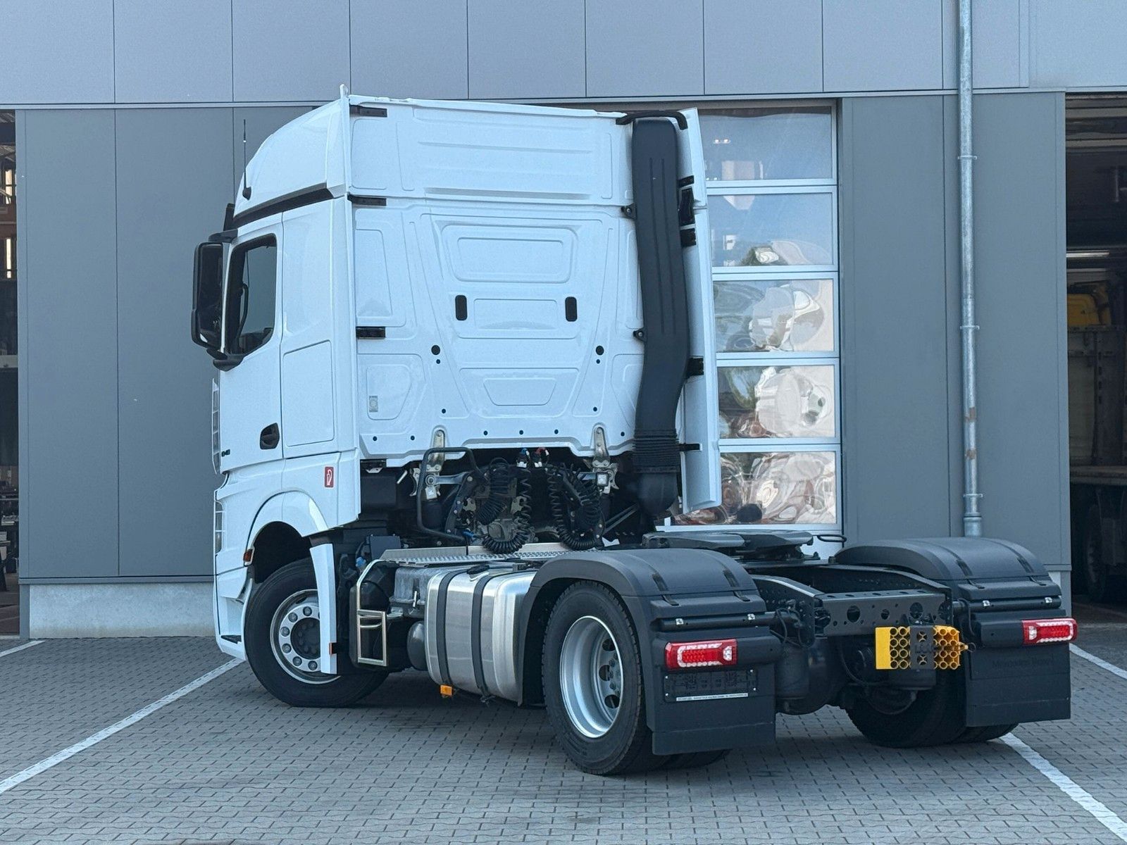 Fahrzeugabbildung Mercedes-Benz Actros 1848 LS BigSpace mit ADR