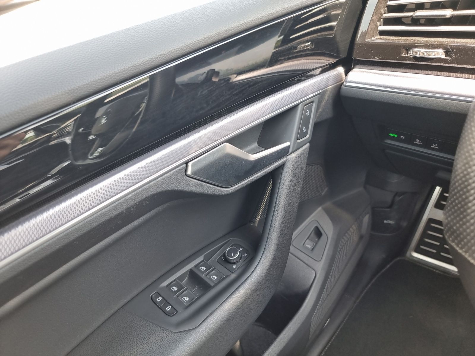 Fahrzeugabbildung Volkswagen Touareg TDI R-Line 4M Matrix STH Luft Pano RFK A