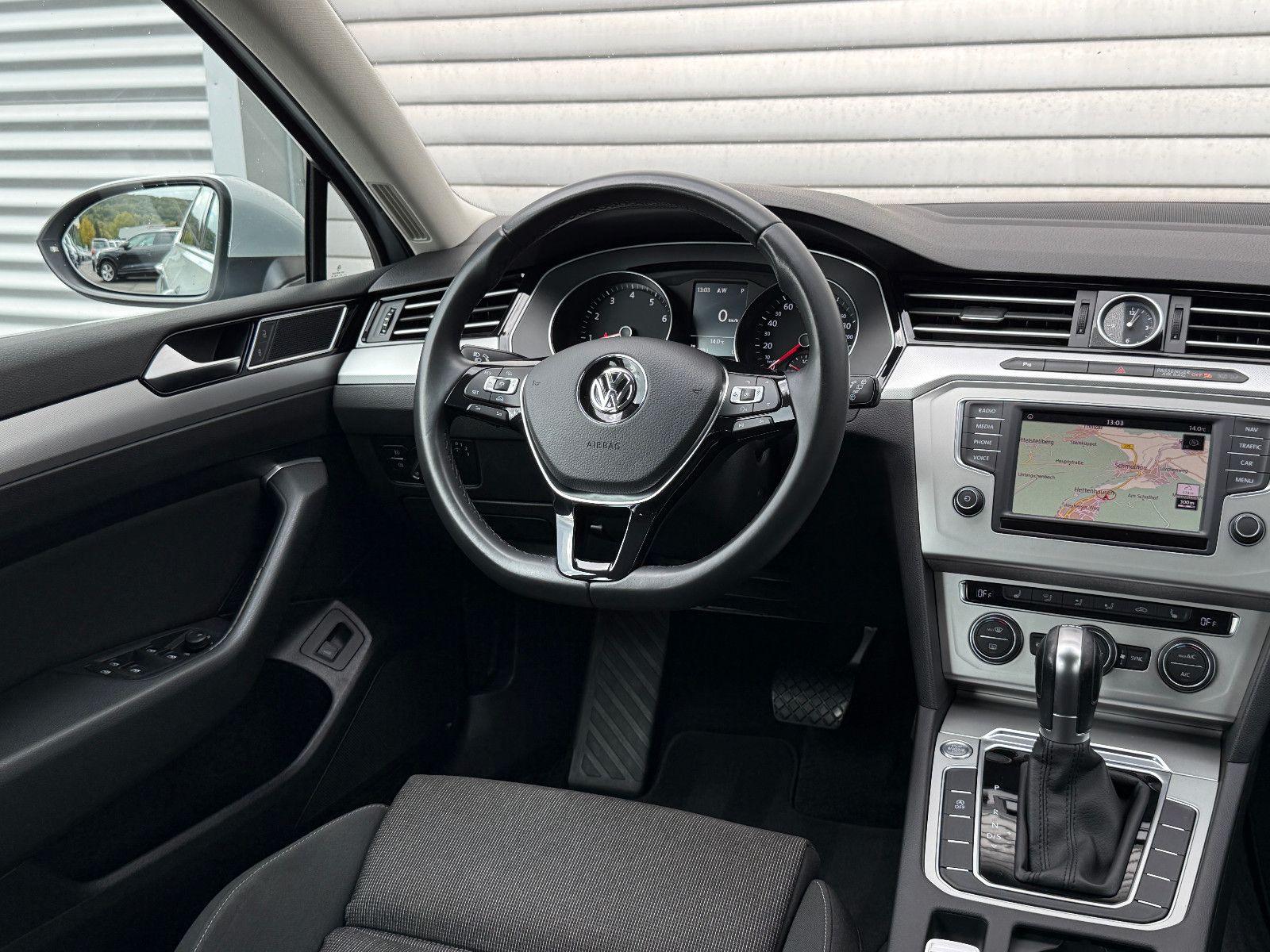 Fahrzeugabbildung Volkswagen Passat Comfortline DSG ACC Navi PDC SHZ Massage