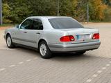 Mercedes-Benz Mercedes E-Klasse W210 220D AHK - gebrauchte Mercedes-Benz 220 aus dem Jahr 1996