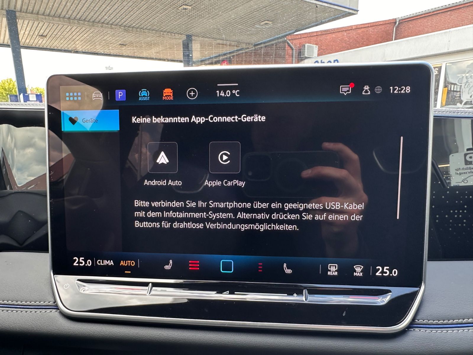 Fahrzeugabbildung Volkswagen Tiguan 1.5 eTSI R-Line DSG AHK/Navi/APP/LED/SHZG