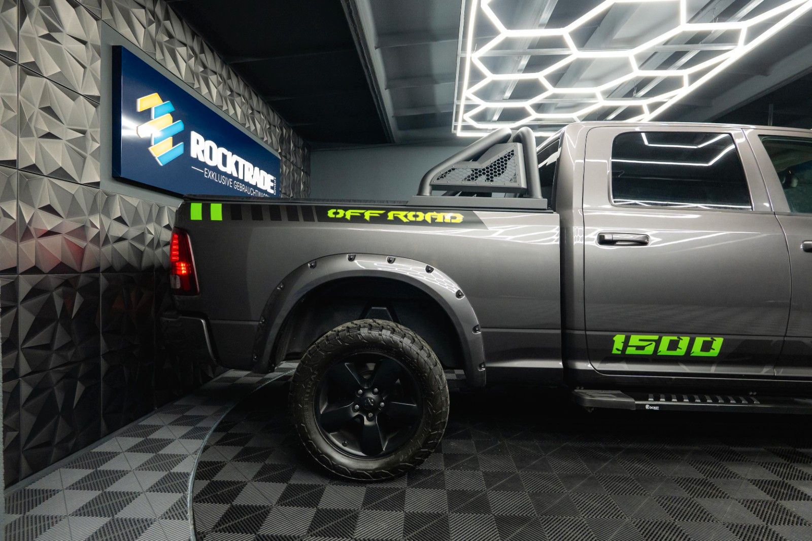 Fahrzeugabbildung Dodge RAM 5.7 V8 HEMI 4x4 OFFROAD Night-Paket LONGBED