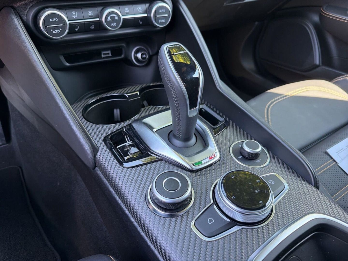Fahrzeugabbildung Alfa Romeo Giulia Quadrifoglio Oro -Akrapovic-Carbon Dach-