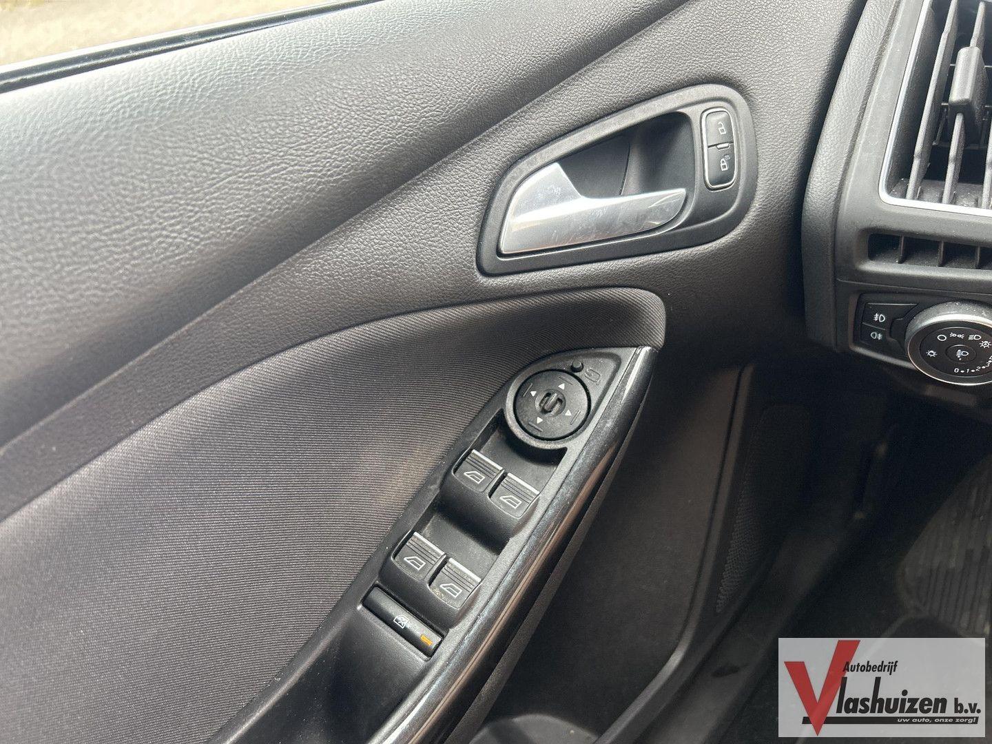 Ford Focus 2015 — photo 21