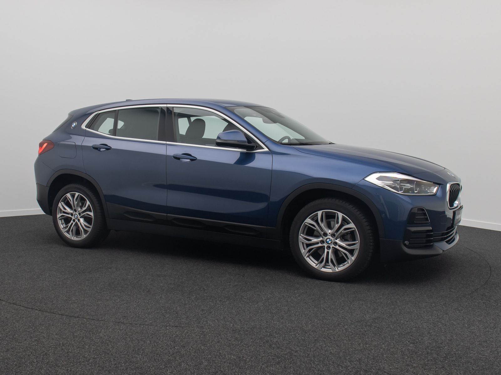Fahrzeugabbildung BMW X2 sD18i GeschwindigReg DAB ParkAs Sportsitz 18"