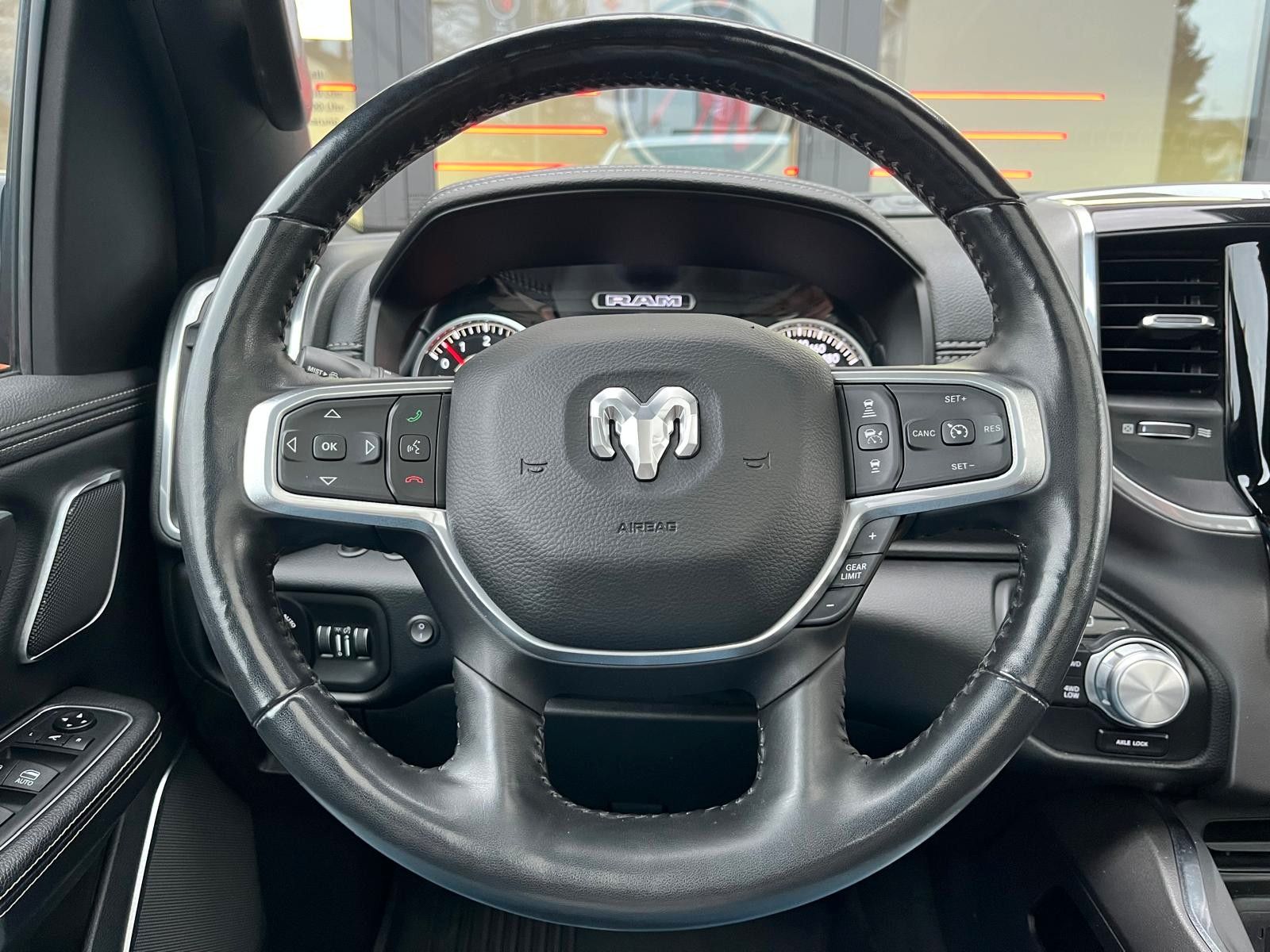 Fahrzeugabbildung Dodge RAM 1500 Laramie / Sport / Crew CAB 4x4