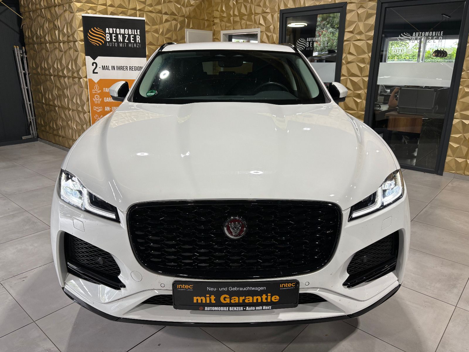 Fahrzeugabbildung Jaguar F-PACE SE AWD/D300/MEMORY/MASSAGE/APPLE/NAVI/KAM