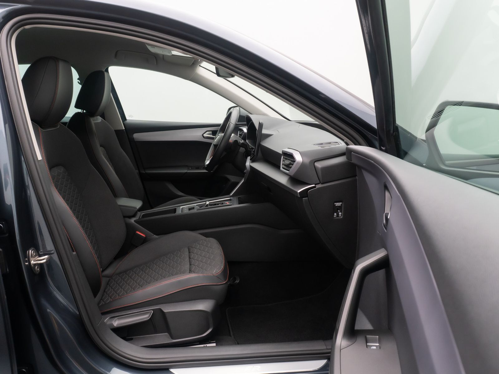 Fahrzeugabbildung SEAT Leon e-HYBRID FR Tempomat DigitDispl ParkAsssit