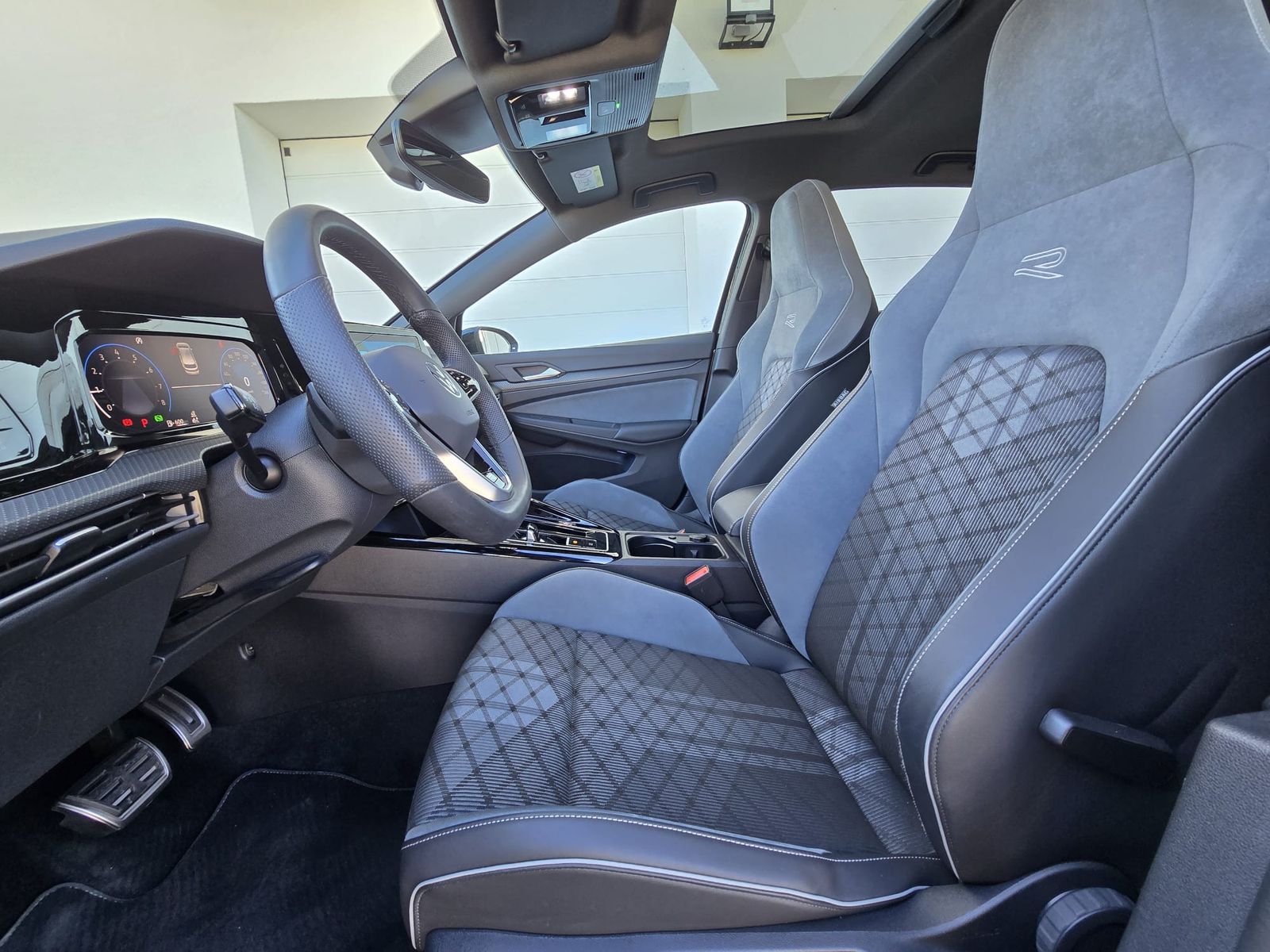 Fahrzeugabbildung Volkswagen Golf 1.5 TSI R-Line PANO*LED*ACC*KAMERA*PremNAVI