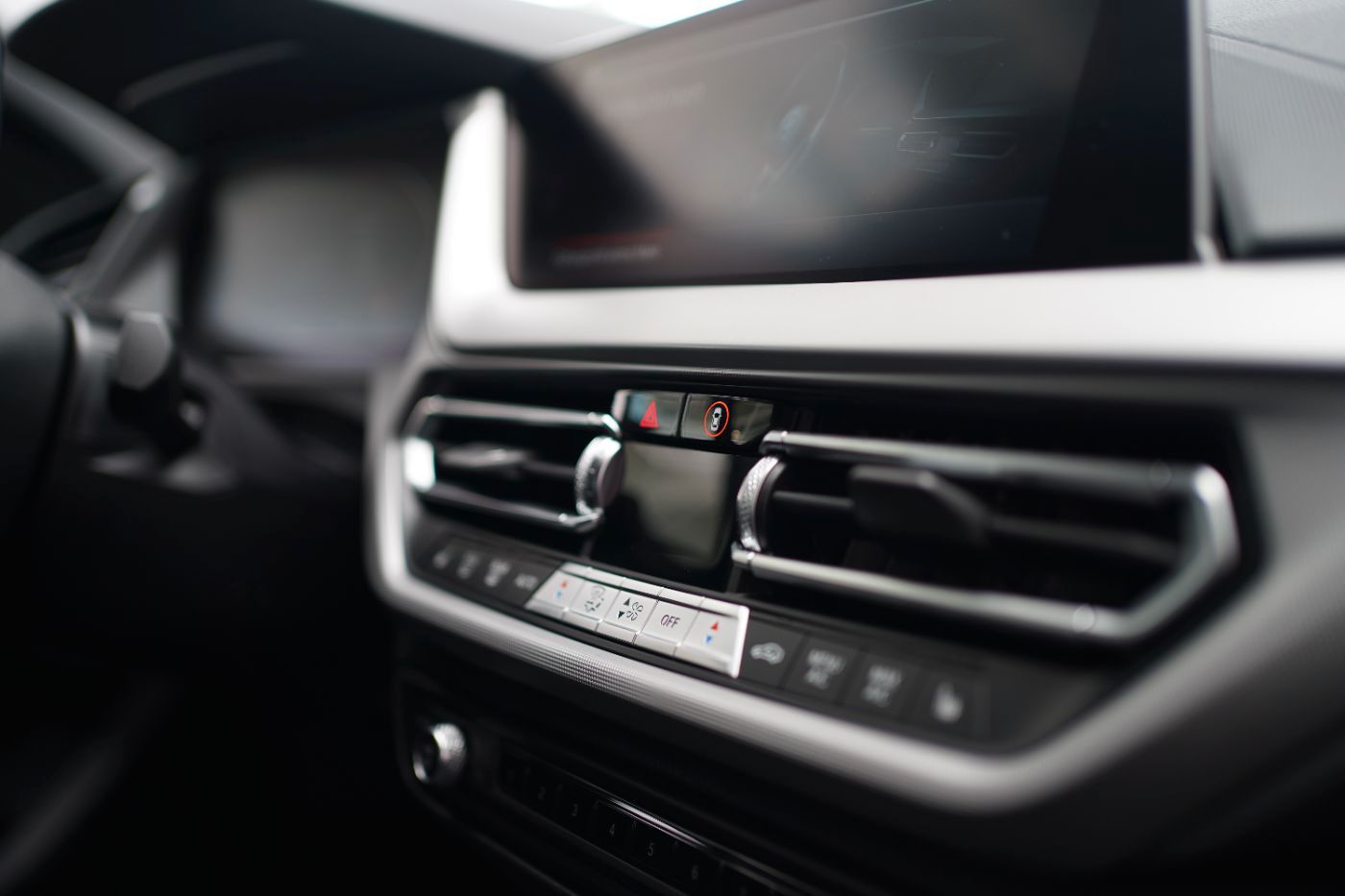 Fahrzeugabbildung BMW 118i Advantage +LED+PDC+LMR+Sport-Lederlenkrad+