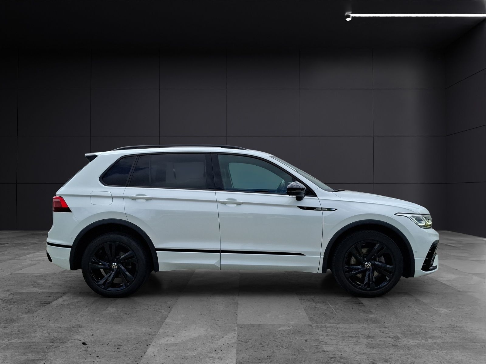 Fahrzeugabbildung Volkswagen Tiguan TSI R-Line DSG 4M Matrix AHK Navi AID ACC