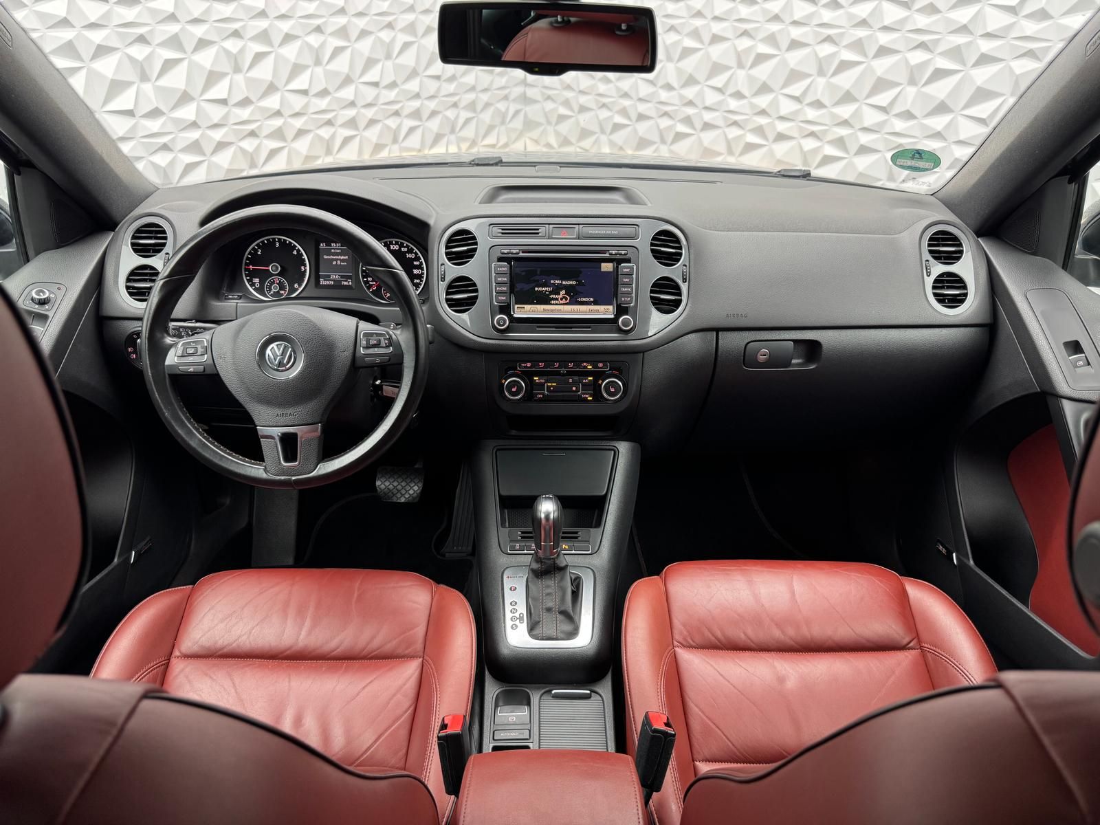 Fahrzeugabbildung Volkswagen TIGUAN 2.0 TDI R-LINE/4MOTION/STHZ/AHK/PANO/DYNA