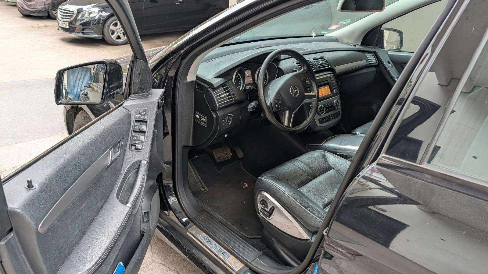 Mercedes-Benz R350 2010 — interior