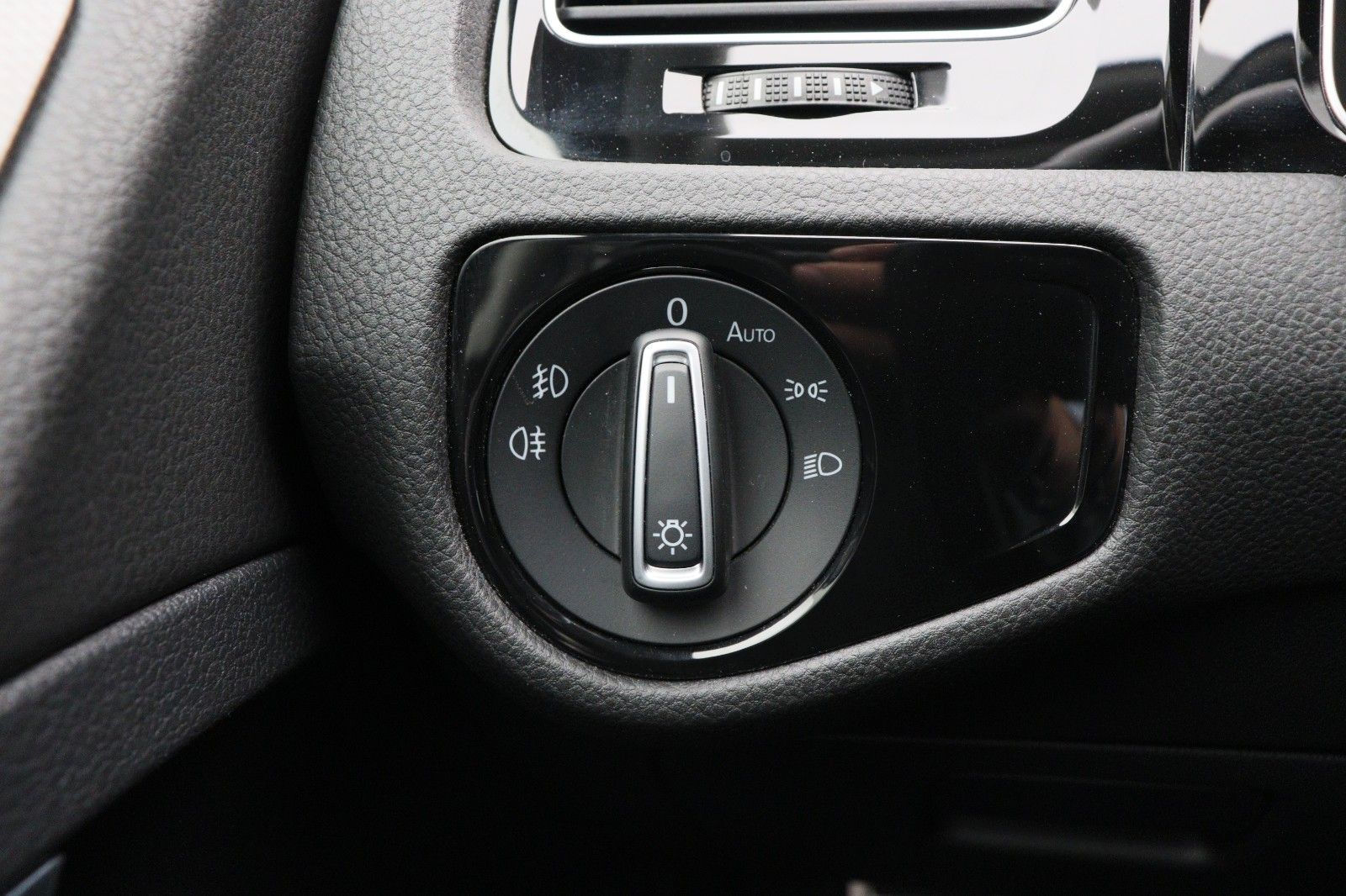 Fahrzeugabbildung Volkswagen Golf VII Variant 1.5 Join ACC KameraStandheizung