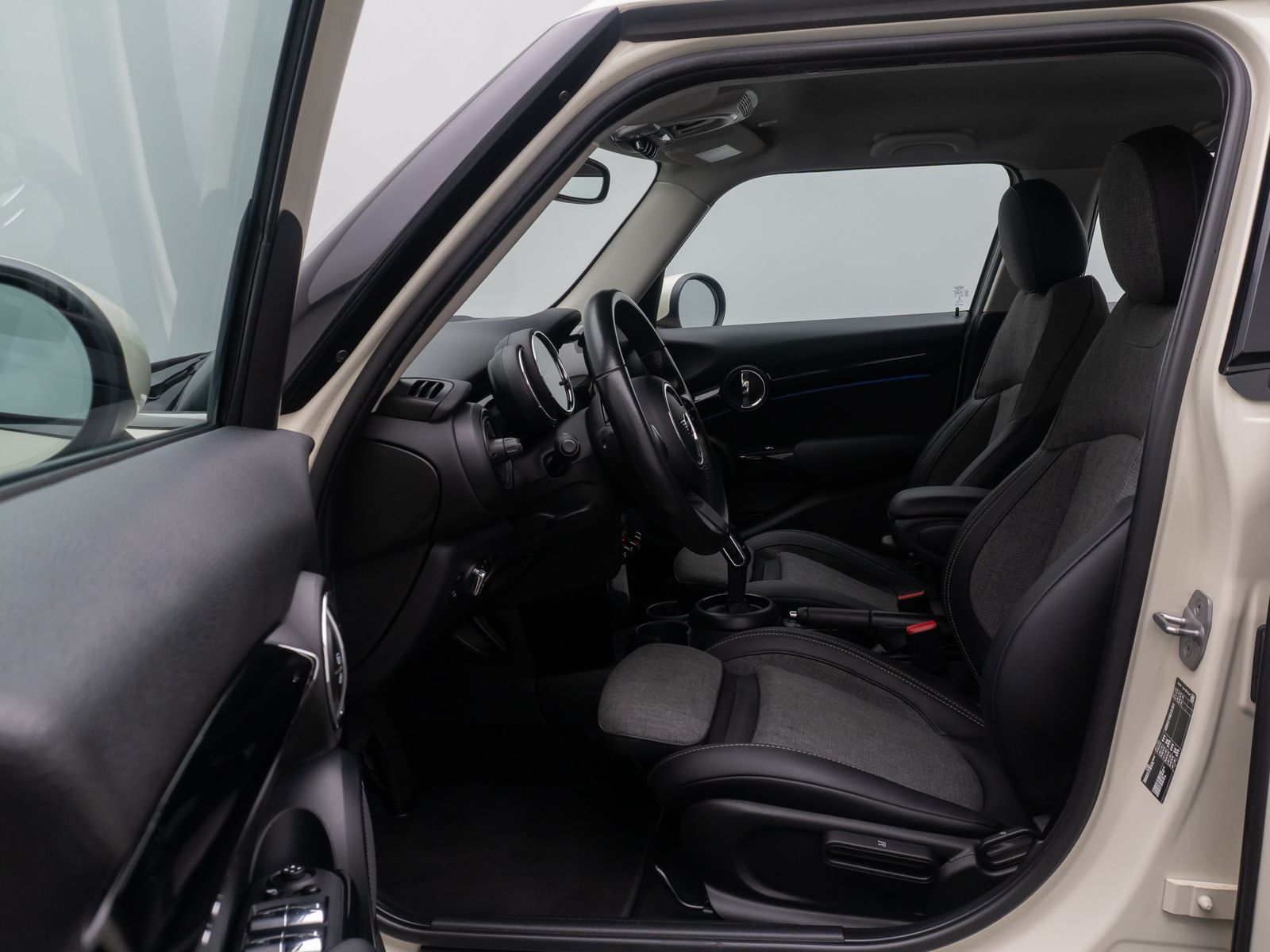 Fahrzeugabbildung MINI ONE ClassicTrim LED Navi Komfort Leder DAB Sport