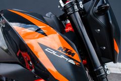 KTM Duke 690 R + A2 / 35 kW  + Akra + IXS Taschen
