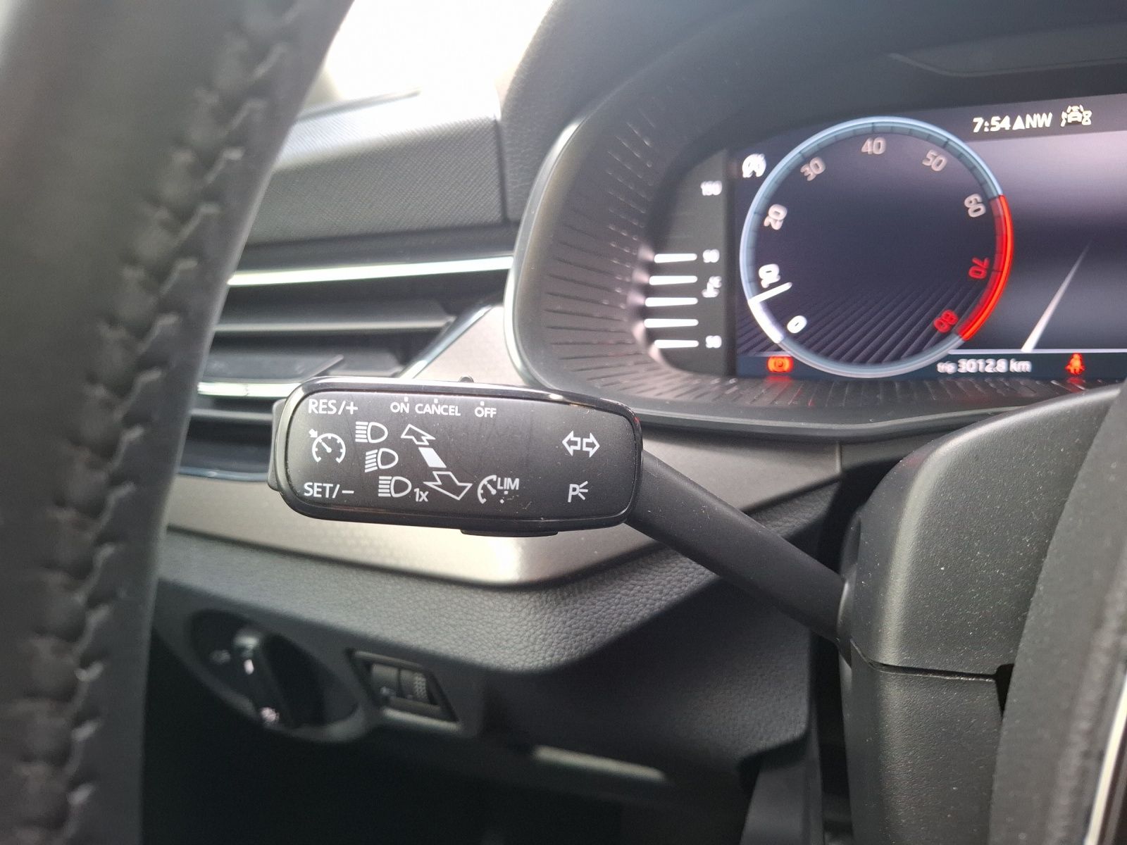 Fahrzeugabbildung SKODA Kamiq TSI Clever LED Navi AID GRA PDC SH LM