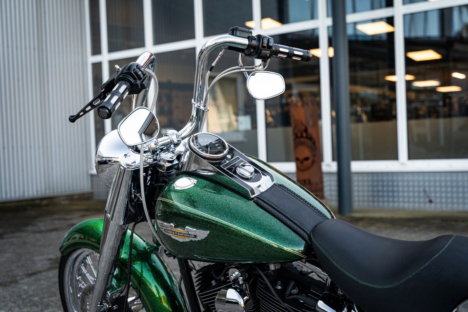 Fahrzeugabbildung Harley-Davidson FLSTN Softail Deluxe 103 - Chicano Candy Green