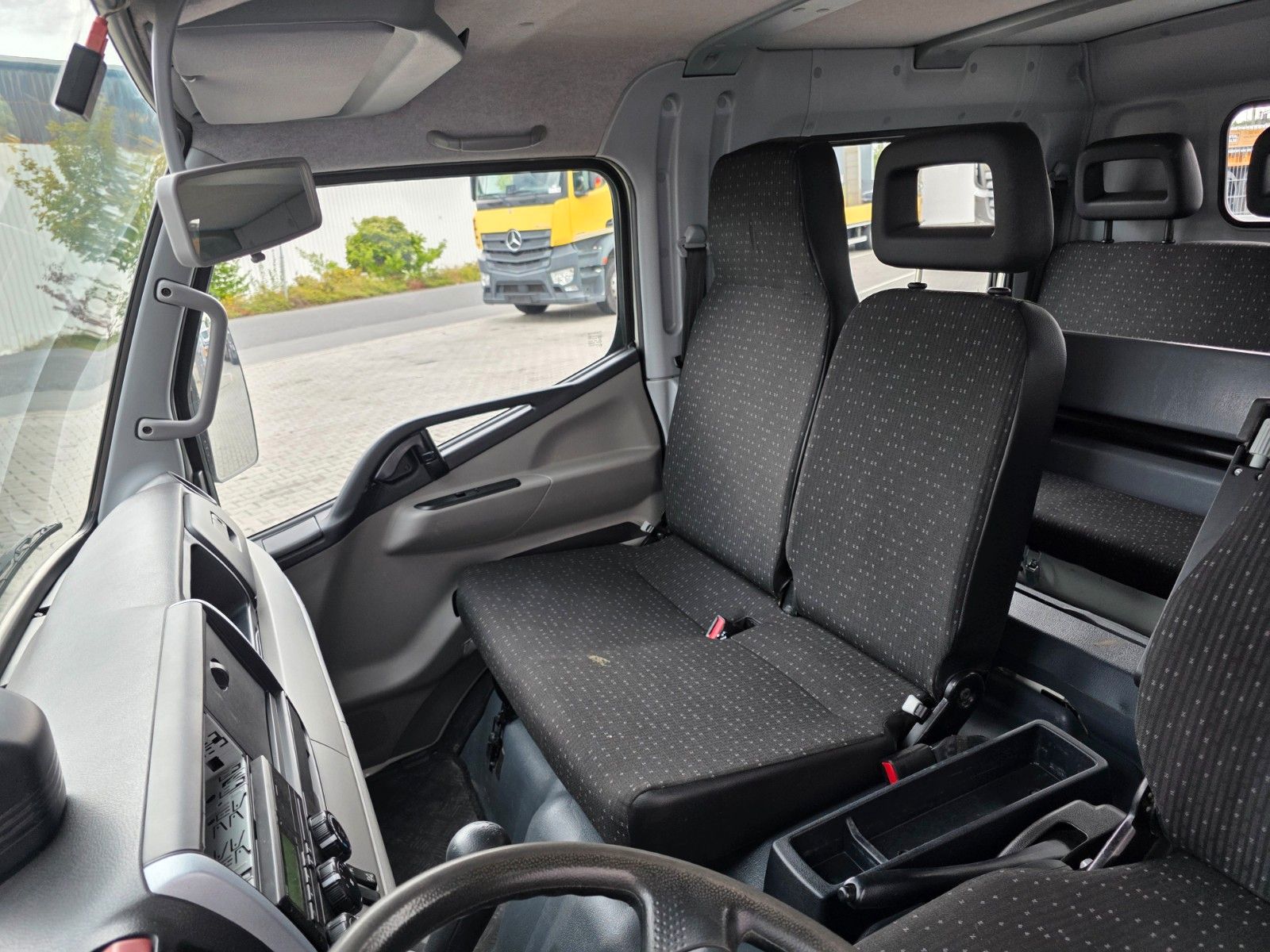 Fahrzeugabbildung Mitsubishi Fuso Canter 7C18D DoKa 7 Sitze AHK