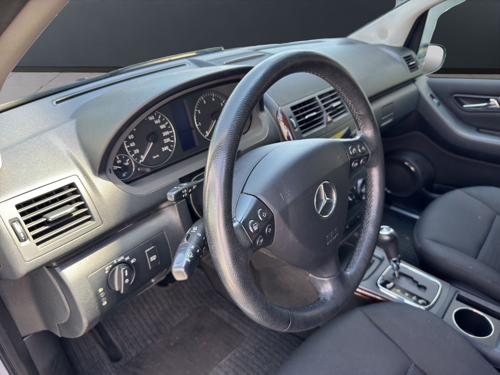 Fahrzeugabbildung Mercedes-Benz A 200*Klima*Sitzheiz*Bi-Xenon*Einparkhilfe*