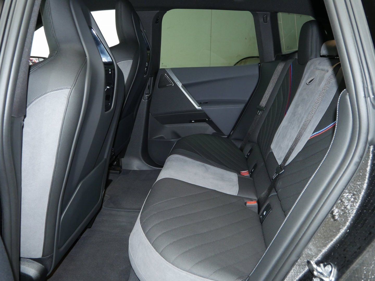 Fahrzeugeinzelansicht 15 Fahrzeugabbildung BMW iX M70 |B&W |Panoramaglasdach| Sitzbelüftung vor