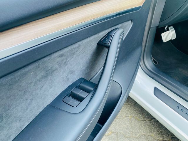 Fahrzeugabbildung Tesla Model 3 PERFORM AWD PANO+NAVI+STDHZ+LED+SHZ+KAM+