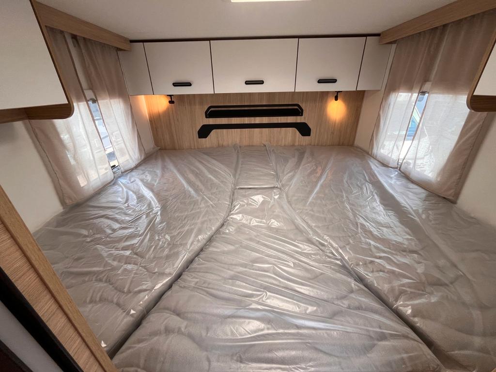Challenger 317 Ultimate Solar Markise mit Hubbett – Foto 16 von 27