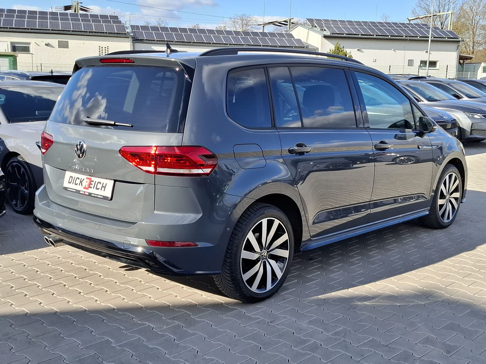 Fahrzeugabbildung Volkswagen Touran 2.0 DSG R-Line High BLACK Pano 7Si IQ AHK