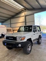Toyota Land Cruiser GRJ71 L - Toyota Land Cruiser mit Benzin-Antrieb: Geländewagen
