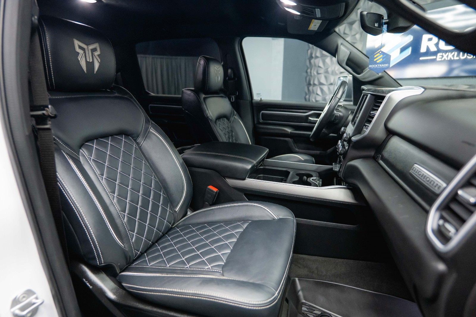 Fahrzeugabbildung Dodge RAM 5.7 V8 HEMI 4x4 OFFROAD Night-Paket *LED*